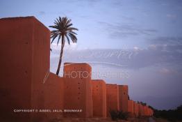 Image du Maroc Professionnelle de  Les remparts de Marrakech sont construits entièrement en pisé selon une technique séculaire par l'Almoravide Ali Ben Youssef au début de XIIème siècle pour se protéger des attaques extérieures. cette muraille s' étend sur dix-neuf kilomètres et atteint par endroit près de huit mètres de hauteur, Mardi 19 Août 1997. ((Photo / Abdeljalil Bounhar) 